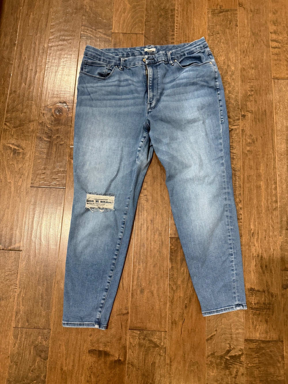 Good American Light Blue boyfriend Jeans with Knee Distress